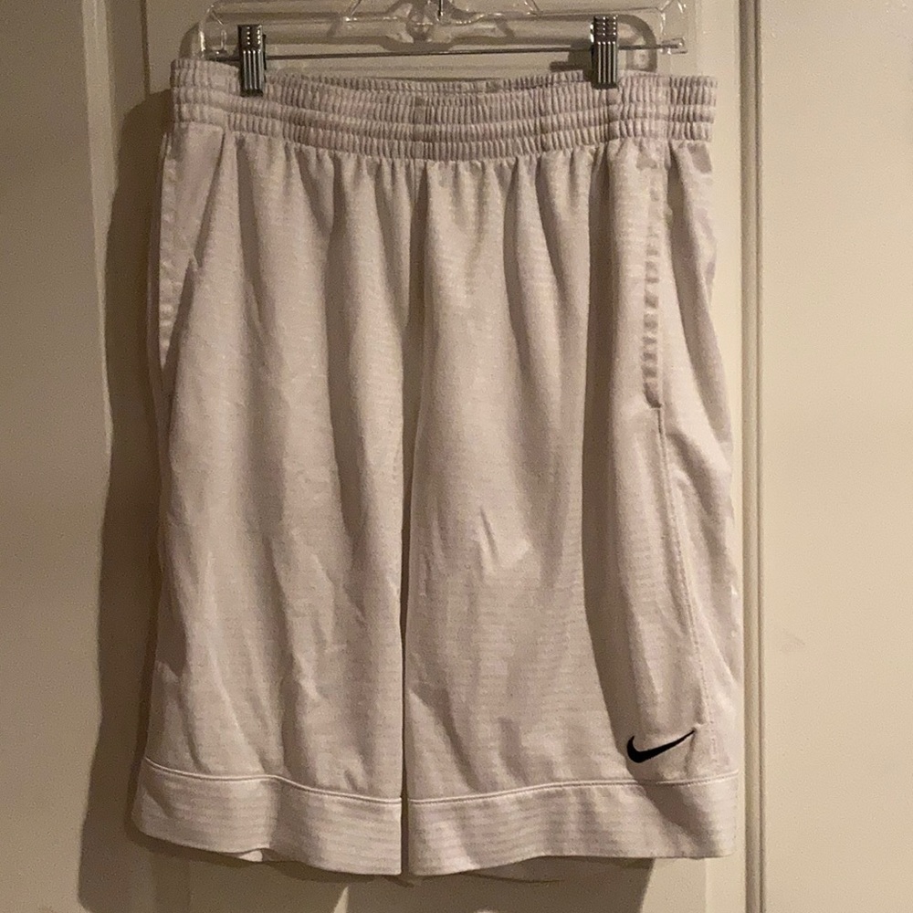 Men’s Nike Basketball Shorts. Size L, WHITE